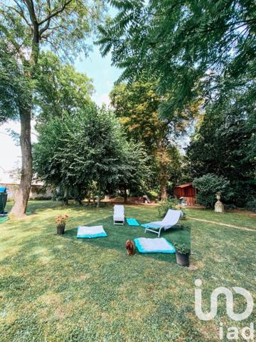 Demeure 9 pièces de 241 m² à Mandres-les-Roses (94520)