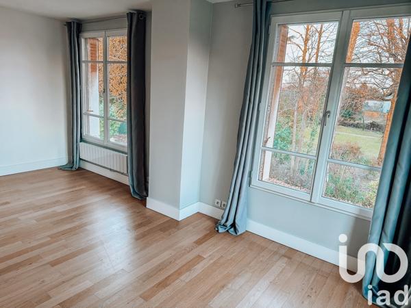 Demeure 9 pièces de 241 m² à Mandres-les-Roses (94520)