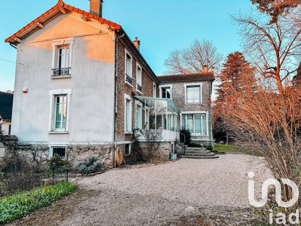 Demeure 9 pièces de 241 m² à Mandres-les-Roses (94520)