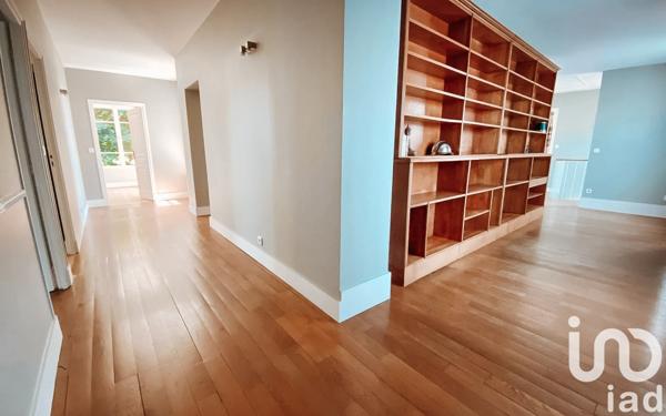 Demeure 9 pièces de 241 m² à Mandres-les-Roses (94520)