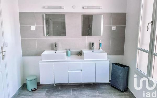 Demeure 9 pièces de 241 m² à Mandres-les-Roses (94520)