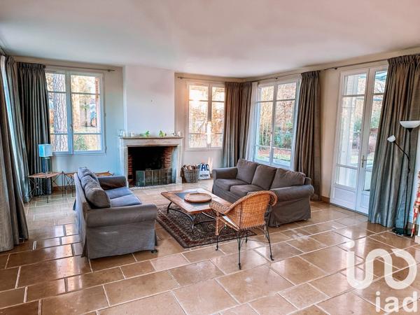 Demeure 9 pièces de 241 m² à Mandres-les-Roses (94520)