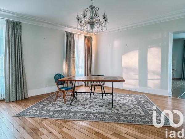 Demeure 9 pièces de 241 m² à Mandres-les-Roses (94520)