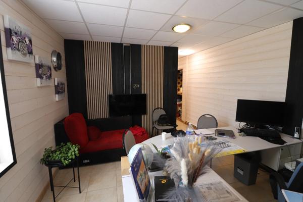 Local/bureau/ atelier avec 500m² de terrain à louer ROCHEFORT (17)