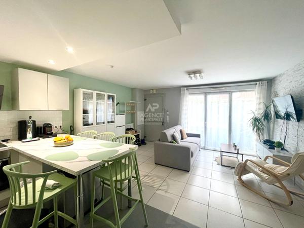 Duplex 3 chambres avec cour privative , Quartier convivial proche commodités €279 000 ** - Référence 7110