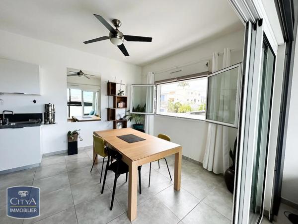 Appartement à louer 2 pièces 59.04m² Saint-Pierre (97410)