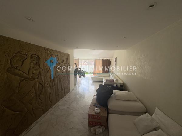 Appartement
                                                                                                                                                                                                                                                                                                                        4 pièce(s)                                                                                                                                                                                                          2 chambre(s)                                                                                                                                                                                                          147  m²