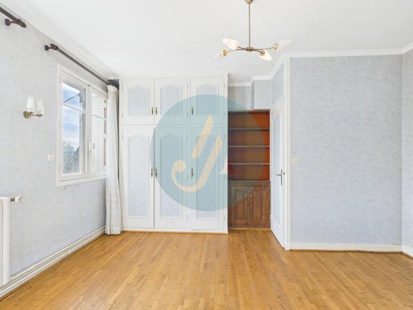 Narcy (58400) Maison élevée sur sous-sol, 2 chambres, garage, terrasses, idéal pour résidence principale, secondaire ou inve