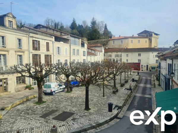 En plein coeur d'Aubeterre Bâtisse avec local commercial et appartement