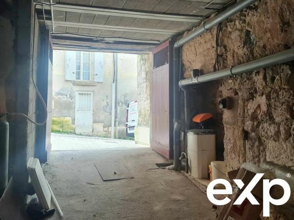 En plein coeur d'Aubeterre Bâtisse avec local commercial et appartement