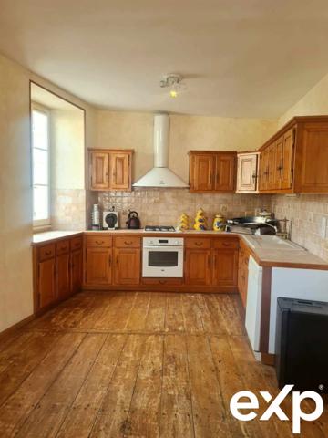 En plein coeur d'Aubeterre Bâtisse avec local commercial et appartement