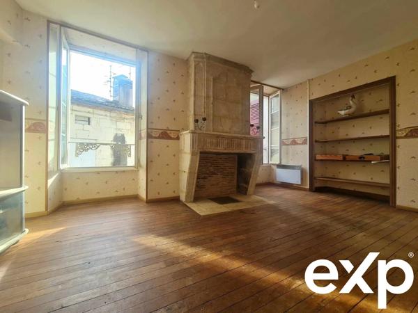 En plein coeur d'Aubeterre Bâtisse avec local commercial et appartement