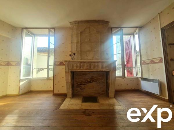 En plein coeur d'Aubeterre Bâtisse avec local commercial et appartement