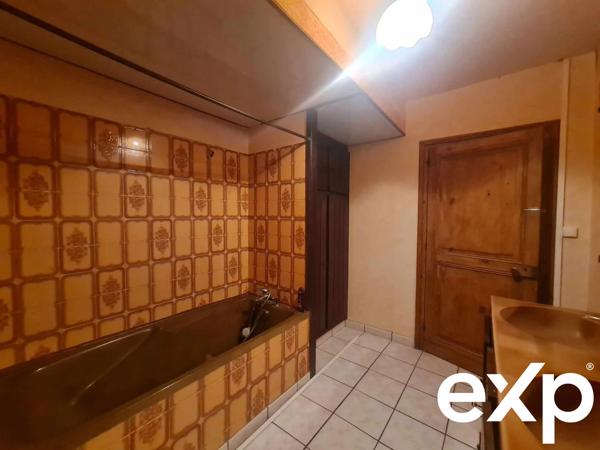 En plein coeur d'Aubeterre Bâtisse avec local commercial et appartement