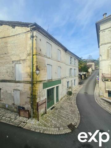En plein coeur d'Aubeterre Bâtisse avec local commercial et appartement