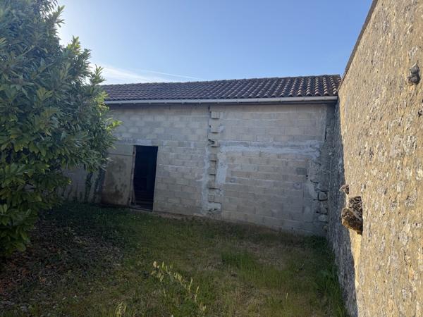 Grange à aménager 40 000 € H.A.I.*
