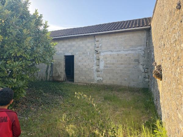Grange à aménager 40 000 € H.A.I.*