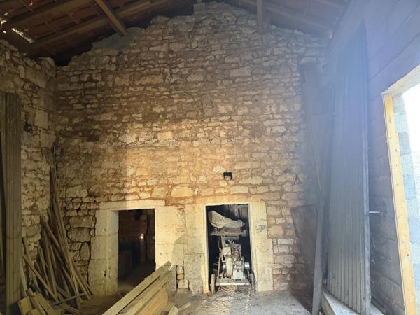 Grange à aménager 40 000 € H.A.I.*