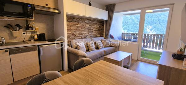 🏔️✨ APPARTEMENT T2 – SKIS AUX PIEDS – LA FOUX D’ALLOS – ESPACE LUMIÈRE
Au cœur de La Foux d’Allos, dans le prestigieux domaine skiable Espace Lumière (plus grand domaine des Alpes du Sud), découvrez ce bel appartement T2 d’environ 28 m², idéalement situé avec départ skis aux pieds et bénéficiant d’une vue panoramique exceptionnelle sur toute la station. ⛷️🌄
Situé dans le Val d’Allos, aux portes du Parc National du Mercantour et à proximité des sources du Verdon, ce bien offre un cadre naturel privilégié, été comme hiver. 🌿❄️
________________________________________
✨ DESCRIPTIF DU BIEN
•	Type : Appartement T2 
•	Surface : environ 28 m² 
•	Exposition : Sud / Est ☀️ 
•	Capacité : 4 personnes, idéale pour séjour montagne 
Agencement :
•	🛋️ Salon / séjour lumineux, 
•	🍽️ Coin cuisine équipée, 
•	🛏️ 1 chambre, 
•	🛁 Salle de bains, 
•	🚽 WC séparés. 
________________________________________
🌄 EXTÉRIEUR
•	🌞 Terrasse d’environ 8 m² 
•	Vue panoramique imprenable sur la station et les montagnes
Un véritable atout pour profiter pleinement de l’environnement alpin. 
________________________________________
🎿 CONFORT & ÉQUIPEMENTS
•	✔️ Vendu meublé et entièrement équipé 🧳 
•	🎿 Casier à skis 
•	🚗 Place de stationnement privative en exterieur (12m2)
________________________________________
📍 EMPLACEMENT IDÉAL
•	⛷️ Départ skis aux pieds, 
•	🏔️ Domaine Espace Lumière (La Foux d’Allos / Praloup), 
•	🚵‍♂️ Station dynamique été / hiver (ski, VTT, randonnée, nature), 
•	🌿 À proximité du Parc National du Mercantour et des Gorges du Verdon. 
________________________________________
⭐ LES + QUI FONT LA DIFFÉRENCE
•	Emplacement exceptionnel en pied de pistes 
•	Vue panoramique unique 
•	Terrasse spacieuse 
•	Parking souterrain privatif 
•	Appartement clé en main 
________________________________________
✨ Un bien idéal pour un pied-à-terre à la montagne ou un investissement locatif de qualité
🛑 À voir absolument !
📞 Contactez-moi dès maintenant pour organiser une visite (disponible du lundi au samedi) 😊
🏔️ Le Val d'Allos, bien plus qu'une destination… un art de vivre au cœur des Alpes.