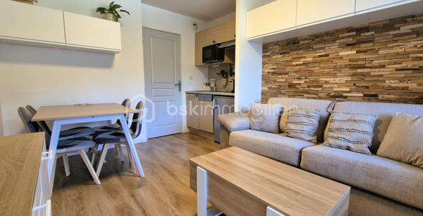 🏔️✨ APPARTEMENT T2 – SKIS AUX PIEDS – LA FOUX D’ALLOS – ESPACE LUMIÈRE
Au cœur de La Foux d’Allos, dans le prestigieux domaine skiable Espace Lumière (plus grand domaine des Alpes du Sud), découvrez ce bel appartement T2 d’environ 28 m², idéalement situé avec départ skis aux pieds et bénéficiant d’une vue panoramique exceptionnelle sur toute la station. ⛷️🌄
Situé dans le Val d’Allos, aux portes du Parc National du Mercantour et à proximité des sources du Verdon, ce bien offre un cadre naturel privilégié, été comme hiver. 🌿❄️
________________________________________
✨ DESCRIPTIF DU BIEN
•	Type : Appartement T2 
•	Surface : environ 28 m² 
•	Exposition : Sud / Est ☀️ 
•	Capacité : 4 personnes, idéale pour séjour montagne 
Agencement :
•	🛋️ Salon / séjour lumineux, 
•	🍽️ Coin cuisine équipée, 
•	🛏️ 1 chambre, 
•	🛁 Salle de bains, 
•	🚽 WC séparés. 
________________________________________
🌄 EXTÉRIEUR
•	🌞 Terrasse d’environ 8 m² 
•	Vue panoramique imprenable sur la station et les montagnes
Un véritable atout pour profiter pleinement de l’environnement alpin. 
________________________________________
🎿 CONFORT & ÉQUIPEMENTS
•	✔️ Vendu meublé et entièrement équipé 🧳 
•	🎿 Casier à skis 
•	🚗 Place de stationnement privative en exterieur (12m2)
________________________________________
📍 EMPLACEMENT IDÉAL
•	⛷️ Départ skis aux pieds, 
•	🏔️ Domaine Espace Lumière (La Foux d’Allos / Praloup), 
•	🚵‍♂️ Station dynamique été / hiver (ski, VTT, randonnée, nature), 
•	🌿 À proximité du Parc National du Mercantour et des Gorges du Verdon. 
________________________________________
⭐ LES + QUI FONT LA DIFFÉRENCE
•	Emplacement exceptionnel en pied de pistes 
•	Vue panoramique unique 
•	Terrasse spacieuse 
•	Parking souterrain privatif 
•	Appartement clé en main 
________________________________________
✨ Un bien idéal pour un pied-à-terre à la montagne ou un investissement locatif de qualité
🛑 À voir absolument !
📞 Contactez-moi dès maintenant pour organiser une visite (disponible du lundi au samedi) 😊
🏔️ Le Val d'Allos, bien plus qu'une destination… un art de vivre au cœur des Alpes.