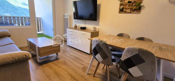 🏔️✨ APPARTEMENT T2 – SKIS AUX PIEDS – LA FOUX D’ALLOS – ESPACE LUMIÈRE
Au cœur de La Foux d’Allos, dans le prestigieux domaine skiable Espace Lumière (plus grand domaine des Alpes du Sud), découvrez ce bel appartement T2 d’environ 28 m², idéalement situé avec départ skis aux pieds et bénéficiant d’une vue panoramique exceptionnelle sur toute la station. ⛷️🌄
Situé dans le Val d’Allos, aux portes du Parc National du Mercantour et à proximité des sources du Verdon, ce bien offre un cadre naturel privilégié, été comme hiver. 🌿❄️
________________________________________
✨ DESCRIPTIF DU BIEN
•	Type : Appartement T2 
•	Surface : environ 28 m² 
•	Exposition : Sud / Est ☀️ 
•	Capacité : 4 personnes, idéale pour séjour montagne 
Agencement :
•	🛋️ Salon / séjour lumineux, 
•	🍽️ Coin cuisine équipée, 
•	🛏️ 1 chambre, 
•	🛁 Salle de bains, 
•	🚽 WC séparés. 
________________________________________
🌄 EXTÉRIEUR
•	🌞 Terrasse d’environ 8 m² 
•	Vue panoramique imprenable sur la station et les montagnes
Un véritable atout pour profiter pleinement de l’environnement alpin. 
________________________________________
🎿 CONFORT & ÉQUIPEMENTS
•	✔️ Vendu meublé et entièrement équipé 🧳 
•	🎿 Casier à skis 
•	🚗 Place de stationnement privative en exterieur (12m2)
________________________________________
📍 EMPLACEMENT IDÉAL
•	⛷️ Départ skis aux pieds, 
•	🏔️ Domaine Espace Lumière (La Foux d’Allos / Praloup), 
•	🚵‍♂️ Station dynamique été / hiver (ski, VTT, randonnée, nature), 
•	🌿 À proximité du Parc National du Mercantour et des Gorges du Verdon. 
________________________________________
⭐ LES + QUI FONT LA DIFFÉRENCE
•	Emplacement exceptionnel en pied de pistes 
•	Vue panoramique unique 
•	Terrasse spacieuse 
•	Parking souterrain privatif 
•	Appartement clé en main 
________________________________________
✨ Un bien idéal pour un pied-à-terre à la montagne ou un investissement locatif de qualité
🛑 À voir absolument !
📞 Contactez-moi dès maintenant pour organiser une visite (disponible du lundi au samedi) 😊
🏔️ Le Val d'Allos, bien plus qu'une destination… un art de vivre au cœur des Alpes.