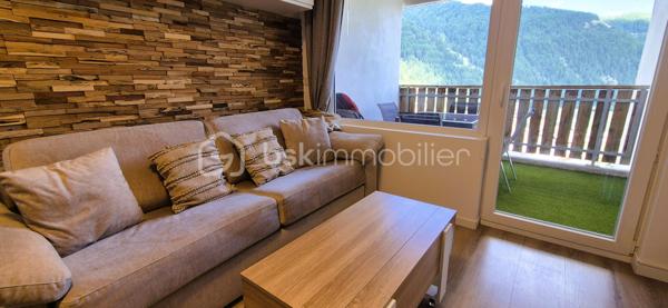 🏔️✨ APPARTEMENT T2 – SKIS AUX PIEDS – LA FOUX D’ALLOS – ESPACE LUMIÈRE
Au cœur de La Foux d’Allos, dans le prestigieux domaine skiable Espace Lumière (plus grand domaine des Alpes du Sud), découvrez ce bel appartement T2 d’environ 28 m², idéalement situé avec départ skis aux pieds et bénéficiant d’une vue panoramique exceptionnelle sur toute la station. ⛷️🌄
Situé dans le Val d’Allos, aux portes du Parc National du Mercantour et à proximité des sources du Verdon, ce bien offre un cadre naturel privilégié, été comme hiver. 🌿❄️
________________________________________
✨ DESCRIPTIF DU BIEN
•	Type : Appartement T2 
•	Surface : environ 28 m² 
•	Exposition : Sud / Est ☀️ 
•	Capacité : 4 personnes, idéale pour séjour montagne 
Agencement :
•	🛋️ Salon / séjour lumineux, 
•	🍽️ Coin cuisine équipée, 
•	🛏️ 1 chambre, 
•	🛁 Salle de bains, 
•	🚽 WC séparés. 
________________________________________
🌄 EXTÉRIEUR
•	🌞 Terrasse d’environ 8 m² 
•	Vue panoramique imprenable sur la station et les montagnes
Un véritable atout pour profiter pleinement de l’environnement alpin. 
________________________________________
🎿 CONFORT & ÉQUIPEMENTS
•	✔️ Vendu meublé et entièrement équipé 🧳 
•	🎿 Casier à skis 
•	🚗 Place de stationnement privative en exterieur (12m2)
________________________________________
📍 EMPLACEMENT IDÉAL
•	⛷️ Départ skis aux pieds, 
•	🏔️ Domaine Espace Lumière (La Foux d’Allos / Praloup), 
•	🚵‍♂️ Station dynamique été / hiver (ski, VTT, randonnée, nature), 
•	🌿 À proximité du Parc National du Mercantour et des Gorges du Verdon. 
________________________________________
⭐ LES + QUI FONT LA DIFFÉRENCE
•	Emplacement exceptionnel en pied de pistes 
•	Vue panoramique unique 
•	Terrasse spacieuse 
•	Parking souterrain privatif 
•	Appartement clé en main 
________________________________________
✨ Un bien idéal pour un pied-à-terre à la montagne ou un investissement locatif de qualité
🛑 À voir absolument !
📞 Contactez-moi dès maintenant pour organiser une visite (disponible du lundi au samedi) 😊
🏔️ Le Val d'Allos, bien plus qu'une destination… un art de vivre au cœur des Alpes.