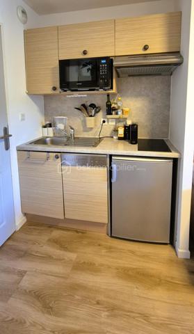 🏔️✨ APPARTEMENT T2 – SKIS AUX PIEDS – LA FOUX D’ALLOS – ESPACE LUMIÈRE
Au cœur de La Foux d’Allos, dans le prestigieux domaine skiable Espace Lumière (plus grand domaine des Alpes du Sud), découvrez ce bel appartement T2 d’environ 28 m², idéalement situé avec départ skis aux pieds et bénéficiant d’une vue panoramique exceptionnelle sur toute la station. ⛷️🌄
Situé dans le Val d’Allos, aux portes du Parc National du Mercantour et à proximité des sources du Verdon, ce bien offre un cadre naturel privilégié, été comme hiver. 🌿❄️
________________________________________
✨ DESCRIPTIF DU BIEN
•	Type : Appartement T2 
•	Surface : environ 28 m² 
•	Exposition : Sud / Est ☀️ 
•	Capacité : 4 personnes, idéale pour séjour montagne 
Agencement :
•	🛋️ Salon / séjour lumineux, 
•	🍽️ Coin cuisine équipée, 
•	🛏️ 1 chambre, 
•	🛁 Salle de bains, 
•	🚽 WC séparés. 
________________________________________
🌄 EXTÉRIEUR
•	🌞 Terrasse d’environ 8 m² 
•	Vue panoramique imprenable sur la station et les montagnes
Un véritable atout pour profiter pleinement de l’environnement alpin. 
________________________________________
🎿 CONFORT & ÉQUIPEMENTS
•	✔️ Vendu meublé et entièrement équipé 🧳 
•	🎿 Casier à skis 
•	🚗 Place de stationnement privative en exterieur (12m2)
________________________________________
📍 EMPLACEMENT IDÉAL
•	⛷️ Départ skis aux pieds, 
•	🏔️ Domaine Espace Lumière (La Foux d’Allos / Praloup), 
•	🚵‍♂️ Station dynamique été / hiver (ski, VTT, randonnée, nature), 
•	🌿 À proximité du Parc National du Mercantour et des Gorges du Verdon. 
________________________________________
⭐ LES + QUI FONT LA DIFFÉRENCE
•	Emplacement exceptionnel en pied de pistes 
•	Vue panoramique unique 
•	Terrasse spacieuse 
•	Parking souterrain privatif 
•	Appartement clé en main 
________________________________________
✨ Un bien idéal pour un pied-à-terre à la montagne ou un investissement locatif de qualité
🛑 À voir absolument !
📞 Contactez-moi dès maintenant pour organiser une visite (disponible du lundi au samedi) 😊
🏔️ Le Val d'Allos, bien plus qu'une destination… un art de vivre au cœur des Alpes.