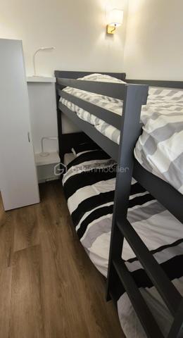 🏔️✨ APPARTEMENT T2 – SKIS AUX PIEDS – LA FOUX D’ALLOS – ESPACE LUMIÈRE
Au cœur de La Foux d’Allos, dans le prestigieux domaine skiable Espace Lumière (plus grand domaine des Alpes du Sud), découvrez ce bel appartement T2 d’environ 28 m², idéalement situé avec départ skis aux pieds et bénéficiant d’une vue panoramique exceptionnelle sur toute la station. ⛷️🌄
Situé dans le Val d’Allos, aux portes du Parc National du Mercantour et à proximité des sources du Verdon, ce bien offre un cadre naturel privilégié, été comme hiver. 🌿❄️
________________________________________
✨ DESCRIPTIF DU BIEN
•	Type : Appartement T2 
•	Surface : environ 28 m² 
•	Exposition : Sud / Est ☀️ 
•	Capacité : 4 personnes, idéale pour séjour montagne 
Agencement :
•	🛋️ Salon / séjour lumineux, 
•	🍽️ Coin cuisine équipée, 
•	🛏️ 1 chambre, 
•	🛁 Salle de bains, 
•	🚽 WC séparés. 
________________________________________
🌄 EXTÉRIEUR
•	🌞 Terrasse d’environ 8 m² 
•	Vue panoramique imprenable sur la station et les montagnes
Un véritable atout pour profiter pleinement de l’environnement alpin. 
________________________________________
🎿 CONFORT & ÉQUIPEMENTS
•	✔️ Vendu meublé et entièrement équipé 🧳 
•	🎿 Casier à skis 
•	🚗 Place de stationnement privative en exterieur (12m2)
________________________________________
📍 EMPLACEMENT IDÉAL
•	⛷️ Départ skis aux pieds, 
•	🏔️ Domaine Espace Lumière (La Foux d’Allos / Praloup), 
•	🚵‍♂️ Station dynamique été / hiver (ski, VTT, randonnée, nature), 
•	🌿 À proximité du Parc National du Mercantour et des Gorges du Verdon. 
________________________________________
⭐ LES + QUI FONT LA DIFFÉRENCE
•	Emplacement exceptionnel en pied de pistes 
•	Vue panoramique unique 
•	Terrasse spacieuse 
•	Parking souterrain privatif 
•	Appartement clé en main 
________________________________________
✨ Un bien idéal pour un pied-à-terre à la montagne ou un investissement locatif de qualité
🛑 À voir absolument !
📞 Contactez-moi dès maintenant pour organiser une visite (disponible du lundi au samedi) 😊
🏔️ Le Val d'Allos, bien plus qu'une destination… un art de vivre au cœur des Alpes.