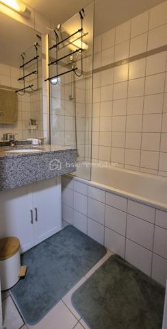 🏔️✨ APPARTEMENT T2 – SKIS AUX PIEDS – LA FOUX D’ALLOS – ESPACE LUMIÈRE
Au cœur de La Foux d’Allos, dans le prestigieux domaine skiable Espace Lumière (plus grand domaine des Alpes du Sud), découvrez ce bel appartement T2 d’environ 28 m², idéalement situé avec départ skis aux pieds et bénéficiant d’une vue panoramique exceptionnelle sur toute la station. ⛷️🌄
Situé dans le Val d’Allos, aux portes du Parc National du Mercantour et à proximité des sources du Verdon, ce bien offre un cadre naturel privilégié, été comme hiver. 🌿❄️
________________________________________
✨ DESCRIPTIF DU BIEN
•	Type : Appartement T2 
•	Surface : environ 28 m² 
•	Exposition : Sud / Est ☀️ 
•	Capacité : 4 personnes, idéale pour séjour montagne 
Agencement :
•	🛋️ Salon / séjour lumineux, 
•	🍽️ Coin cuisine équipée, 
•	🛏️ 1 chambre, 
•	🛁 Salle de bains, 
•	🚽 WC séparés. 
________________________________________
🌄 EXTÉRIEUR
•	🌞 Terrasse d’environ 8 m² 
•	Vue panoramique imprenable sur la station et les montagnes
Un véritable atout pour profiter pleinement de l’environnement alpin. 
________________________________________
🎿 CONFORT & ÉQUIPEMENTS
•	✔️ Vendu meublé et entièrement équipé 🧳 
•	🎿 Casier à skis 
•	🚗 Place de stationnement privative en exterieur (12m2)
________________________________________
📍 EMPLACEMENT IDÉAL
•	⛷️ Départ skis aux pieds, 
•	🏔️ Domaine Espace Lumière (La Foux d’Allos / Praloup), 
•	🚵‍♂️ Station dynamique été / hiver (ski, VTT, randonnée, nature), 
•	🌿 À proximité du Parc National du Mercantour et des Gorges du Verdon. 
________________________________________
⭐ LES + QUI FONT LA DIFFÉRENCE
•	Emplacement exceptionnel en pied de pistes 
•	Vue panoramique unique 
•	Terrasse spacieuse 
•	Parking souterrain privatif 
•	Appartement clé en main 
________________________________________
✨ Un bien idéal pour un pied-à-terre à la montagne ou un investissement locatif de qualité
🛑 À voir absolument !
📞 Contactez-moi dès maintenant pour organiser une visite (disponible du lundi au samedi) 😊
🏔️ Le Val d'Allos, bien plus qu'une destination… un art de vivre au cœur des Alpes.