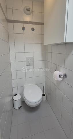 🏔️✨ APPARTEMENT T2 – SKIS AUX PIEDS – LA FOUX D’ALLOS – ESPACE LUMIÈRE
Au cœur de La Foux d’Allos, dans le prestigieux domaine skiable Espace Lumière (plus grand domaine des Alpes du Sud), découvrez ce bel appartement T2 d’environ 28 m², idéalement situé avec départ skis aux pieds et bénéficiant d’une vue panoramique exceptionnelle sur toute la station. ⛷️🌄
Situé dans le Val d’Allos, aux portes du Parc National du Mercantour et à proximité des sources du Verdon, ce bien offre un cadre naturel privilégié, été comme hiver. 🌿❄️
________________________________________
✨ DESCRIPTIF DU BIEN
•	Type : Appartement T2 
•	Surface : environ 28 m² 
•	Exposition : Sud / Est ☀️ 
•	Capacité : 4 personnes, idéale pour séjour montagne 
Agencement :
•	🛋️ Salon / séjour lumineux, 
•	🍽️ Coin cuisine équipée, 
•	🛏️ 1 chambre, 
•	🛁 Salle de bains, 
•	🚽 WC séparés. 
________________________________________
🌄 EXTÉRIEUR
•	🌞 Terrasse d’environ 8 m² 
•	Vue panoramique imprenable sur la station et les montagnes
Un véritable atout pour profiter pleinement de l’environnement alpin. 
________________________________________
🎿 CONFORT & ÉQUIPEMENTS
•	✔️ Vendu meublé et entièrement équipé 🧳 
•	🎿 Casier à skis 
•	🚗 Place de stationnement privative en exterieur (12m2)
________________________________________
📍 EMPLACEMENT IDÉAL
•	⛷️ Départ skis aux pieds, 
•	🏔️ Domaine Espace Lumière (La Foux d’Allos / Praloup), 
•	🚵‍♂️ Station dynamique été / hiver (ski, VTT, randonnée, nature), 
•	🌿 À proximité du Parc National du Mercantour et des Gorges du Verdon. 
________________________________________
⭐ LES + QUI FONT LA DIFFÉRENCE
•	Emplacement exceptionnel en pied de pistes 
•	Vue panoramique unique 
•	Terrasse spacieuse 
•	Parking souterrain privatif 
•	Appartement clé en main 
________________________________________
✨ Un bien idéal pour un pied-à-terre à la montagne ou un investissement locatif de qualité
🛑 À voir absolument !
📞 Contactez-moi dès maintenant pour organiser une visite (disponible du lundi au samedi) 😊
🏔️ Le Val d'Allos, bien plus qu'une destination… un art de vivre au cœur des Alpes.