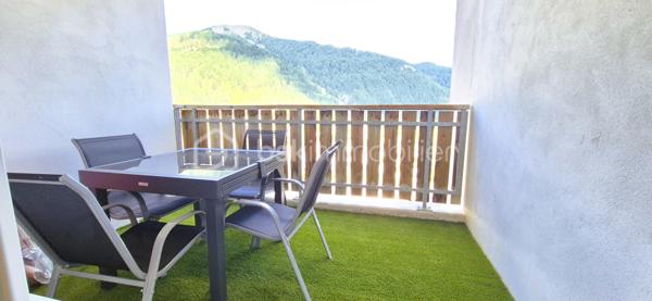 🏔️✨ APPARTEMENT T2 – SKIS AUX PIEDS – LA FOUX D’ALLOS – ESPACE LUMIÈRE
Au cœur de La Foux d’Allos, dans le prestigieux domaine skiable Espace Lumière (plus grand domaine des Alpes du Sud), découvrez ce bel appartement T2 d’environ 28 m², idéalement situé avec départ skis aux pieds et bénéficiant d’une vue panoramique exceptionnelle sur toute la station. ⛷️🌄
Situé dans le Val d’Allos, aux portes du Parc National du Mercantour et à proximité des sources du Verdon, ce bien offre un cadre naturel privilégié, été comme hiver. 🌿❄️
________________________________________
✨ DESCRIPTIF DU BIEN
•	Type : Appartement T2 
•	Surface : environ 28 m² 
•	Exposition : Sud / Est ☀️ 
•	Capacité : 4 personnes, idéale pour séjour montagne 
Agencement :
•	🛋️ Salon / séjour lumineux, 
•	🍽️ Coin cuisine équipée, 
•	🛏️ 1 chambre, 
•	🛁 Salle de bains, 
•	🚽 WC séparés. 
________________________________________
🌄 EXTÉRIEUR
•	🌞 Terrasse d’environ 8 m² 
•	Vue panoramique imprenable sur la station et les montagnes
Un véritable atout pour profiter pleinement de l’environnement alpin. 
________________________________________
🎿 CONFORT & ÉQUIPEMENTS
•	✔️ Vendu meublé et entièrement équipé 🧳 
•	🎿 Casier à skis 
•	🚗 Place de stationnement privative en exterieur (12m2)
________________________________________
📍 EMPLACEMENT IDÉAL
•	⛷️ Départ skis aux pieds, 
•	🏔️ Domaine Espace Lumière (La Foux d’Allos / Praloup), 
•	🚵‍♂️ Station dynamique été / hiver (ski, VTT, randonnée, nature), 
•	🌿 À proximité du Parc National du Mercantour et des Gorges du Verdon. 
________________________________________
⭐ LES + QUI FONT LA DIFFÉRENCE
•	Emplacement exceptionnel en pied de pistes 
•	Vue panoramique unique 
•	Terrasse spacieuse 
•	Parking souterrain privatif 
•	Appartement clé en main 
________________________________________
✨ Un bien idéal pour un pied-à-terre à la montagne ou un investissement locatif de qualité
🛑 À voir absolument !
📞 Contactez-moi dès maintenant pour organiser une visite (disponible du lundi au samedi) 😊
🏔️ Le Val d'Allos, bien plus qu'une destination… un art de vivre au cœur des Alpes.