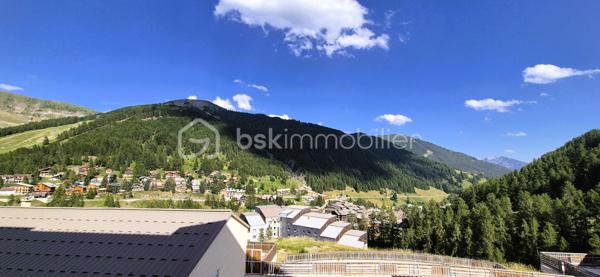 🏔️✨ APPARTEMENT T2 – SKIS AUX PIEDS – LA FOUX D’ALLOS – ESPACE LUMIÈRE
Au cœur de La Foux d’Allos, dans le prestigieux domaine skiable Espace Lumière (plus grand domaine des Alpes du Sud), découvrez ce bel appartement T2 d’environ 28 m², idéalement situé avec départ skis aux pieds et bénéficiant d’une vue panoramique exceptionnelle sur toute la station. ⛷️🌄
Situé dans le Val d’Allos, aux portes du Parc National du Mercantour et à proximité des sources du Verdon, ce bien offre un cadre naturel privilégié, été comme hiver. 🌿❄️
________________________________________
✨ DESCRIPTIF DU BIEN
•	Type : Appartement T2 
•	Surface : environ 28 m² 
•	Exposition : Sud / Est ☀️ 
•	Capacité : 4 personnes, idéale pour séjour montagne 
Agencement :
•	🛋️ Salon / séjour lumineux, 
•	🍽️ Coin cuisine équipée, 
•	🛏️ 1 chambre, 
•	🛁 Salle de bains, 
•	🚽 WC séparés. 
________________________________________
🌄 EXTÉRIEUR
•	🌞 Terrasse d’environ 8 m² 
•	Vue panoramique imprenable sur la station et les montagnes
Un véritable atout pour profiter pleinement de l’environnement alpin. 
________________________________________
🎿 CONFORT & ÉQUIPEMENTS
•	✔️ Vendu meublé et entièrement équipé 🧳 
•	🎿 Casier à skis 
•	🚗 Place de stationnement privative en exterieur (12m2)
________________________________________
📍 EMPLACEMENT IDÉAL
•	⛷️ Départ skis aux pieds, 
•	🏔️ Domaine Espace Lumière (La Foux d’Allos / Praloup), 
•	🚵‍♂️ Station dynamique été / hiver (ski, VTT, randonnée, nature), 
•	🌿 À proximité du Parc National du Mercantour et des Gorges du Verdon. 
________________________________________
⭐ LES + QUI FONT LA DIFFÉRENCE
•	Emplacement exceptionnel en pied de pistes 
•	Vue panoramique unique 
•	Terrasse spacieuse 
•	Parking souterrain privatif 
•	Appartement clé en main 
________________________________________
✨ Un bien idéal pour un pied-à-terre à la montagne ou un investissement locatif de qualité
🛑 À voir absolument !
📞 Contactez-moi dès maintenant pour organiser une visite (disponible du lundi au samedi) 😊
🏔️ Le Val d'Allos, bien plus qu'une destination… un art de vivre au cœur des Alpes.