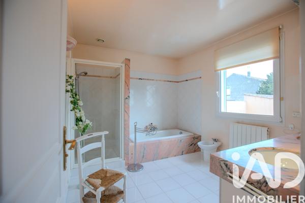 Maison à vendre 5 pièces 138 m² Sainte-Cécile-les-Vignes