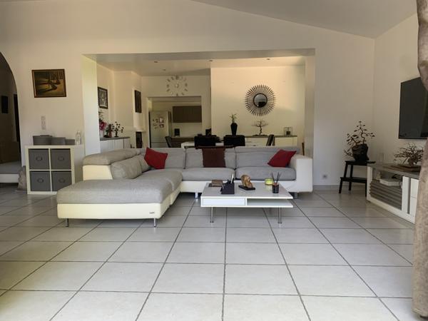 Entraigues-sur-la-Sorgue (84320) Villa en campagne à Entraigues de 150 m2, 4 chambres + T2 de 45 m2