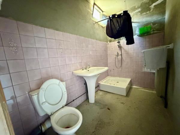 Maison d'habitation sur 2 niveaux avec sous-sol