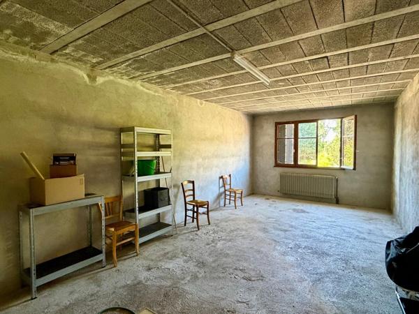 Maison d'habitation sur 2 niveaux avec sous-sol