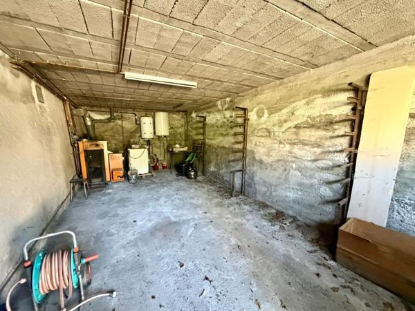 Maison d'habitation sur 2 niveaux avec sous-sol
