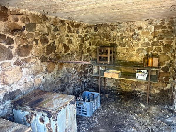 Maison d'habitation sur 2 niveaux avec sous-sol