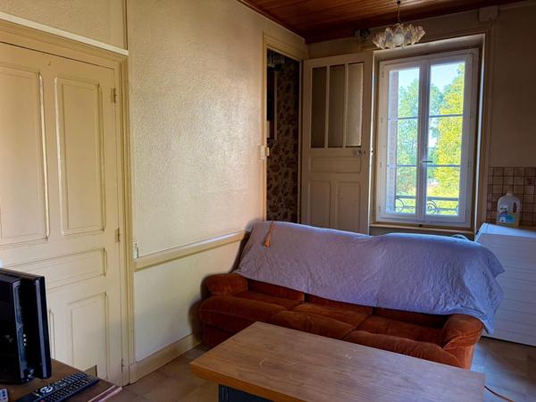Maison d'habitation sur 2 niveaux avec sous-sol