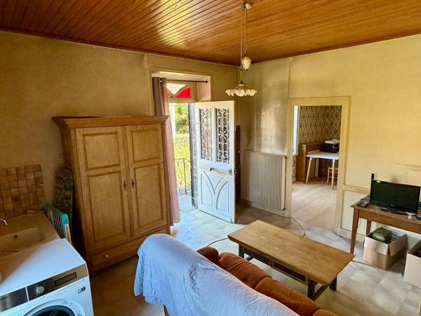 Maison d'habitation sur 2 niveaux avec sous-sol