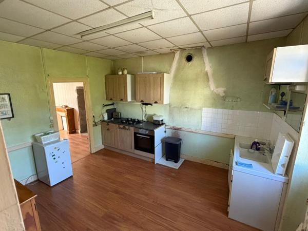Maison d'habitation sur 2 niveaux avec sous-sol
