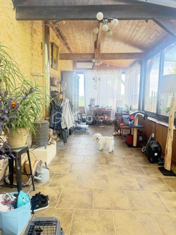À Saint-Michel-de-Villadeix, cette maison en pierre de 104 m² habitables associe le caractère de l’ancien à plusieurs espaces pour profiter des extérieurs, dans un environnement calme.

Elle comprend un salon-séjour, une cuisine, deux chambres, une salle d’eau et un WC. La véranda complète les espaces de vie et bénéficie d’une climatisation réversible.

Le jardin paysagé de 3 723 m² constitue l’un des principaux atouts de cette propriété. Une terrasse couverte permet de prendre ses repas dehors à l’abri, tandis qu’une dépendance offre un espace supplémentaire.

Pour le stationnement, vous disposez d’un parking et d’un car-port. Un portail électrique complète les équipements.

La maison est équipée d’un poêle à bois Jøtul, de double vitrage, de volets roulants solaires et d’un chauffe-eau solaire. Les panneaux solaires en couverture permettent une économie importante d'énergie.