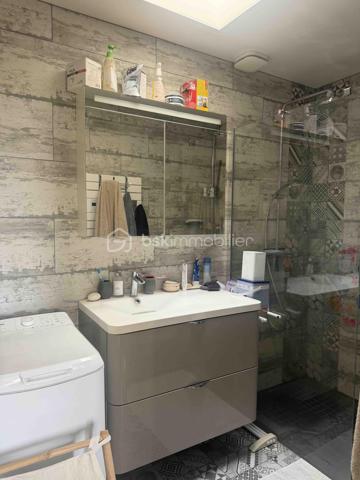 À Saint-Michel-de-Villadeix, cette maison en pierre de 104 m² habitables associe le caractère de l’ancien à plusieurs espaces pour profiter des extérieurs, dans un environnement calme.

Elle comprend un salon-séjour, une cuisine, deux chambres, une salle d’eau et un WC. La véranda complète les espaces de vie et bénéficie d’une climatisation réversible.

Le jardin paysagé de 3 723 m² constitue l’un des principaux atouts de cette propriété. Une terrasse couverte permet de prendre ses repas dehors à l’abri, tandis qu’une dépendance offre un espace supplémentaire.

Pour le stationnement, vous disposez d’un parking et d’un car-port. Un portail électrique complète les équipements.

La maison est équipée d’un poêle à bois Jøtul, de double vitrage, de volets roulants solaires et d’un chauffe-eau solaire. Les panneaux solaires en couverture permettent une économie importante d'énergie.