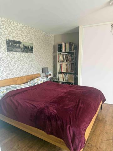 À Saint-Michel-de-Villadeix, cette maison en pierre de 104 m² habitables associe le caractère de l’ancien à plusieurs espaces pour profiter des extérieurs, dans un environnement calme.

Elle comprend un salon-séjour, une cuisine, deux chambres, une salle d’eau et un WC. La véranda complète les espaces de vie et bénéficie d’une climatisation réversible.

Le jardin paysagé de 3 723 m² constitue l’un des principaux atouts de cette propriété. Une terrasse couverte permet de prendre ses repas dehors à l’abri, tandis qu’une dépendance offre un espace supplémentaire.

Pour le stationnement, vous disposez d’un parking et d’un car-port. Un portail électrique complète les équipements.

La maison est équipée d’un poêle à bois Jøtul, de double vitrage, de volets roulants solaires et d’un chauffe-eau solaire. Les panneaux solaires en couverture permettent une économie importante d'énergie.