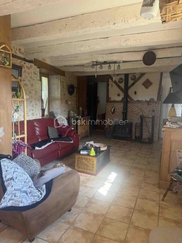 À Saint-Michel-de-Villadeix, cette maison en pierre de 104 m² habitables associe le caractère de l’ancien à plusieurs espaces pour profiter des extérieurs, dans un environnement calme.

Elle comprend un salon-séjour, une cuisine, deux chambres, une salle d’eau et un WC. La véranda complète les espaces de vie et bénéficie d’une climatisation réversible.

Le jardin paysagé de 3 723 m² constitue l’un des principaux atouts de cette propriété. Une terrasse couverte permet de prendre ses repas dehors à l’abri, tandis qu’une dépendance offre un espace supplémentaire.

Pour le stationnement, vous disposez d’un parking et d’un car-port. Un portail électrique complète les équipements.

La maison est équipée d’un poêle à bois Jøtul, de double vitrage, de volets roulants solaires et d’un chauffe-eau solaire. Les panneaux solaires en couverture permettent une économie importante d'énergie.