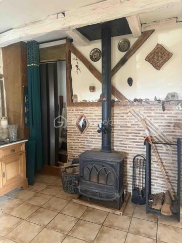 À Saint-Michel-de-Villadeix, cette maison en pierre de 104 m² habitables associe le caractère de l’ancien à plusieurs espaces pour profiter des extérieurs, dans un environnement calme.

Elle comprend un salon-séjour, une cuisine, deux chambres, une salle d’eau et un WC. La véranda complète les espaces de vie et bénéficie d’une climatisation réversible.

Le jardin paysagé de 3 723 m² constitue l’un des principaux atouts de cette propriété. Une terrasse couverte permet de prendre ses repas dehors à l’abri, tandis qu’une dépendance offre un espace supplémentaire.

Pour le stationnement, vous disposez d’un parking et d’un car-port. Un portail électrique complète les équipements.

La maison est équipée d’un poêle à bois Jøtul, de double vitrage, de volets roulants solaires et d’un chauffe-eau solaire. Les panneaux solaires en couverture permettent une économie importante d'énergie.