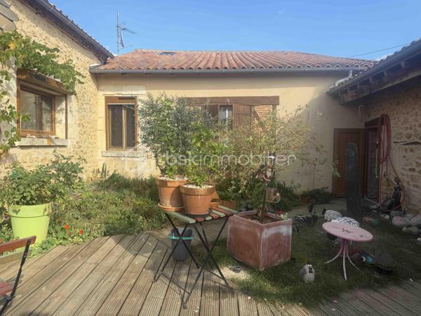 À Saint-Michel-de-Villadeix, cette maison en pierre de 104 m² habitables associe le caractère de l’ancien à plusieurs espaces pour profiter des extérieurs, dans un environnement calme.

Elle comprend un salon-séjour, une cuisine, deux chambres, une salle d’eau et un WC. La véranda complète les espaces de vie et bénéficie d’une climatisation réversible.

Le jardin paysagé de 3 723 m² constitue l’un des principaux atouts de cette propriété. Une terrasse couverte permet de prendre ses repas dehors à l’abri, tandis qu’une dépendance offre un espace supplémentaire.

Pour le stationnement, vous disposez d’un parking et d’un car-port. Un portail électrique complète les équipements.

La maison est équipée d’un poêle à bois Jøtul, de double vitrage, de volets roulants solaires et d’un chauffe-eau solaire. Les panneaux solaires en couverture permettent une économie importante d'énergie.