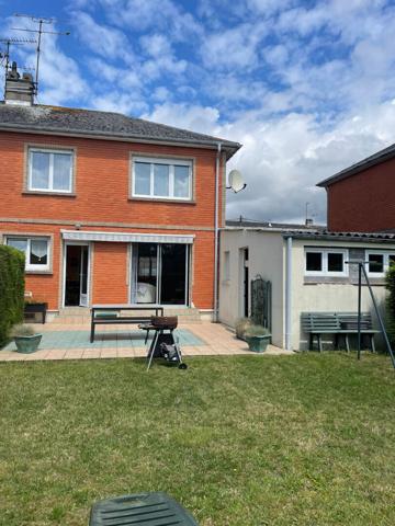 Maison - 80 m² -   lumineuse avec jardin et garage