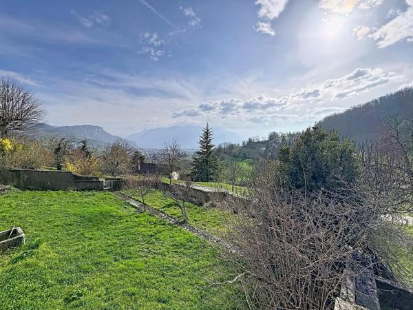 Tolvon, Corps de ferme à rénover avec grange et dépendances – vue dominante sur les massifs
