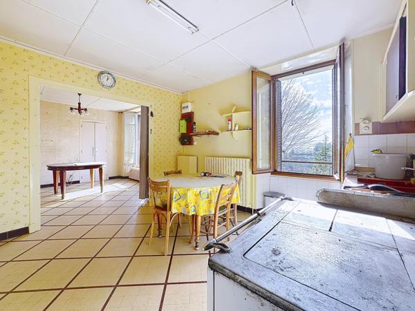 Tolvon, Corps de ferme à rénover avec grange et dépendances – vue dominante sur les massifs